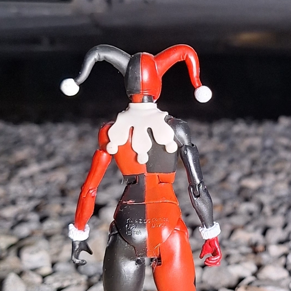 TM & DC Comics/Classic Harley Quinn Loos Figure Batman Suicide Squad Collectible - Picture 3 of 7